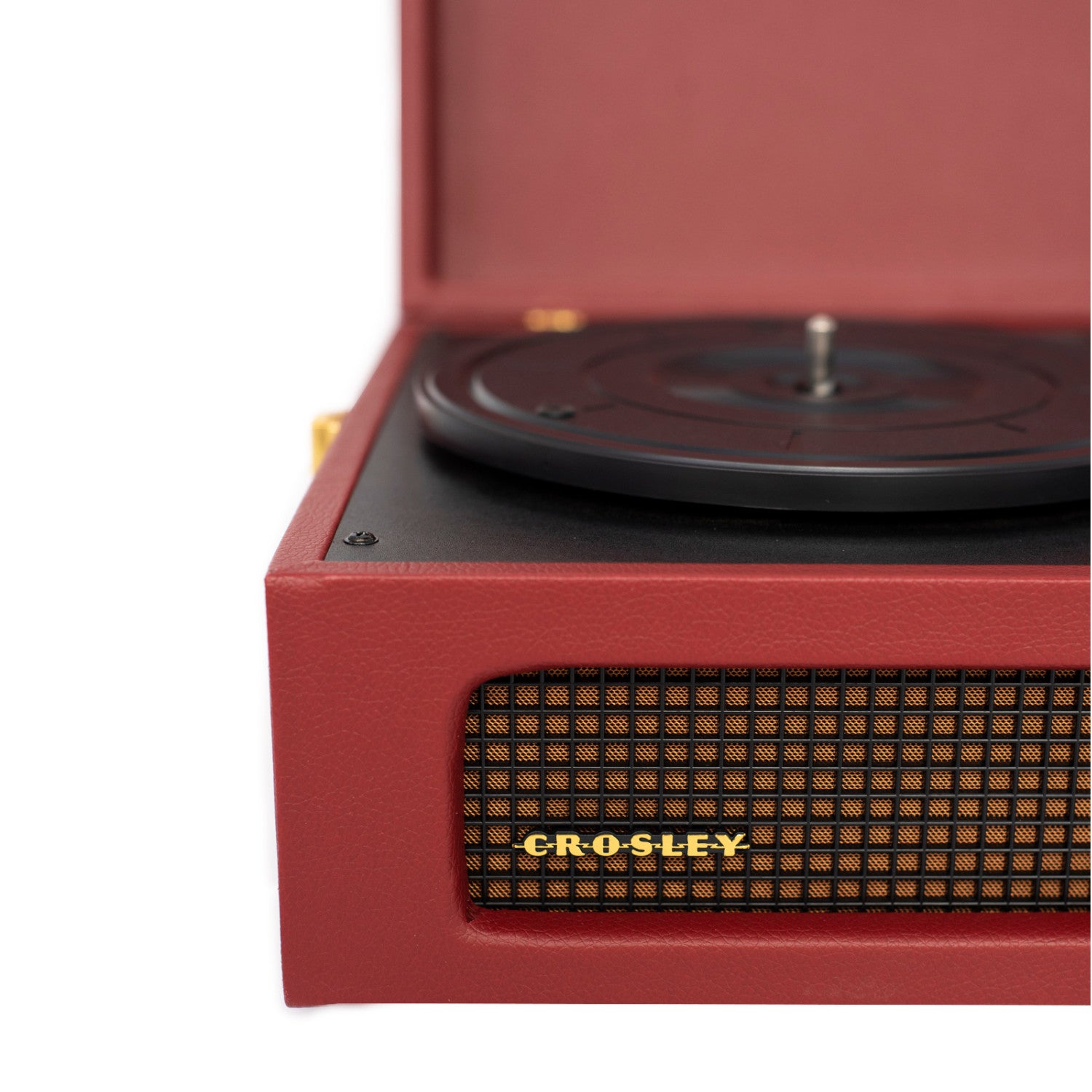 Nahaufnahme eines roten Crosley-Schallplattenspielers, mit Schwerpunkt auf dem Lautsprecher und einem Teil des Plattentellers.