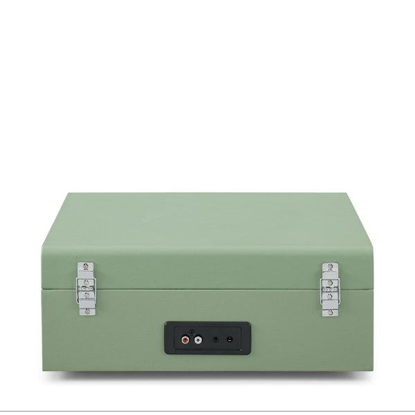 Ein geschlossener grüner Plattenspieler im Kofferformat mit silbernen Verschlüssen und Audioeingangs- und -ausgangsanschlüssen auf der Vorderseite.