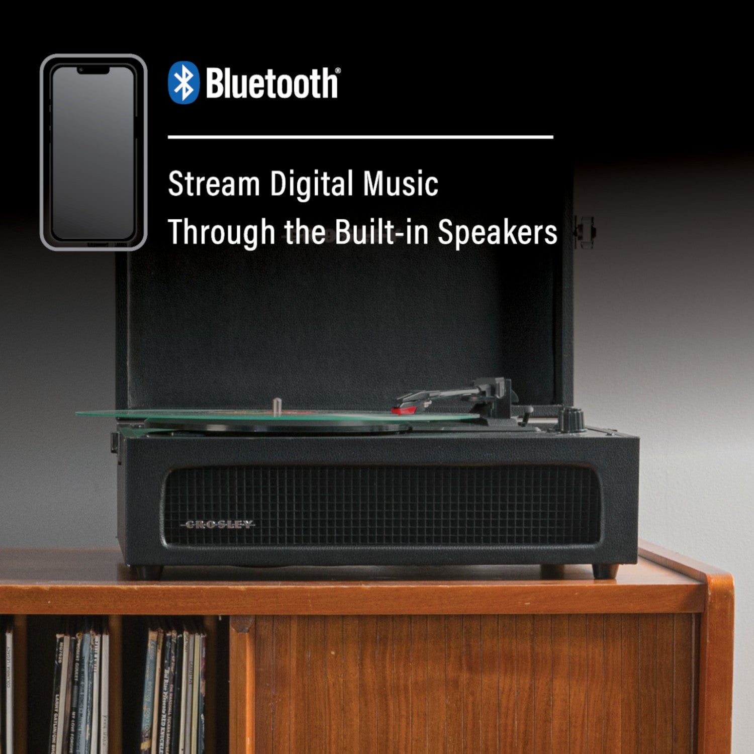 Plattenspieler auf einem Holzregal, Bluetooth-Symbol und Text, der das Streaming von Musik über die eingebauten Lautsprecher anpreist.
