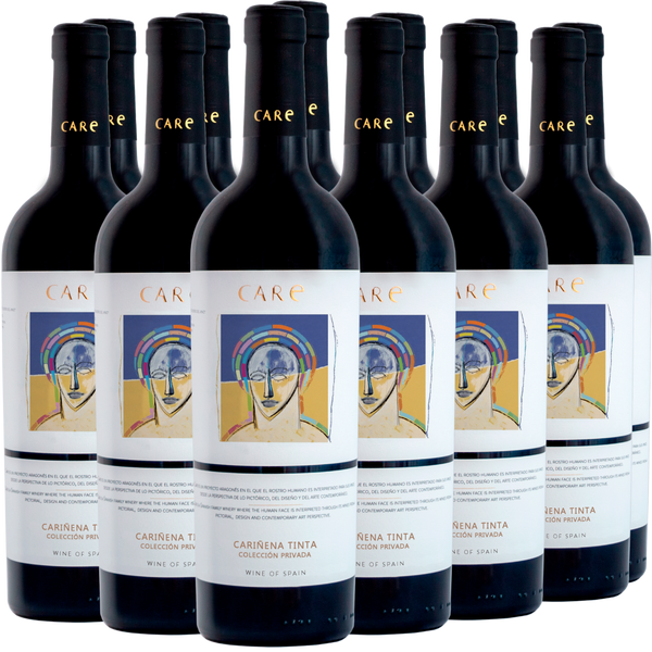 Zwölf Flaschen des spanischen Weins Care Cariñena Tinta mit abstrakten Gesichtern auf weißen Etiketten, in Reihen angeordnet.