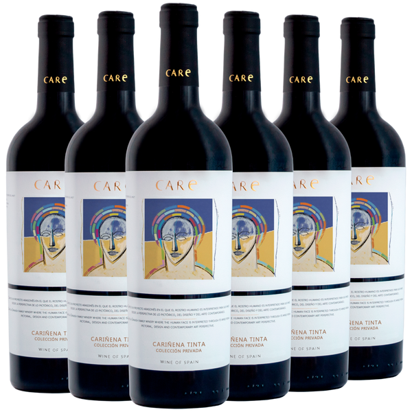 Sechs Flaschen des Rotweins CARE Cariñena Tinta mit bunten, abstrakten Gesichtsetiketten, die in zwei Reihen angeordnet sind.