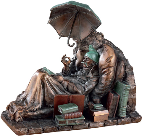 Bronzeskulptur einer lesenden Person unter einem Regenschirm, umgeben von gestapelten Büchern.