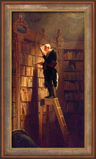 Ein älterer Mann steht auf einer Leiter und liest ein Buch in einer hohen, schwach beleuchteten Bibliothek voller Bücher.