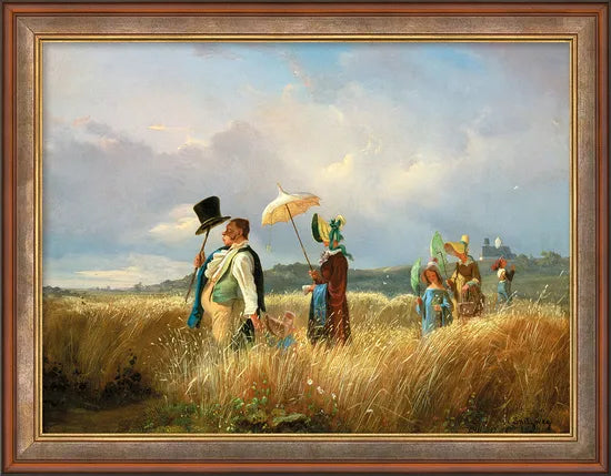 Eine Gruppe von Menschen in historischer Kleidung geht unter einem teilweise bewölkten Himmel über eine Wiese.