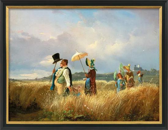 Eine Gruppe von Menschen geht unter einem teilweise bewölkten Himmel durch ein goldenes Weizenfeld, einige tragen Hüte und Regenschirme.