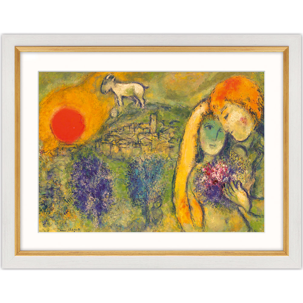 Ein Paar umarmt sich in einer farbenfrohen, traumhaften Landschaft mit roter Sonne und einer weißen Ziege auf einem Hügel, wie in Marc Chagalls „Die Liebenden von Vence (Les Amoureux de Vence)“ (1957), Fassung weiß-goldfarben gerahmt.