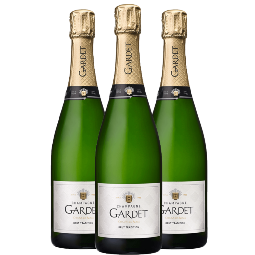 Drei Flaschen Champagner Gardet Brut Tradition mit Goldfolienverschluss und weißem Etikett stehen nebeneinander vor einem weißen Hintergrund.