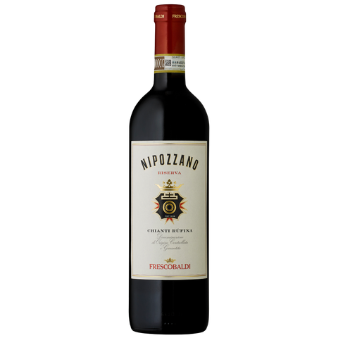 Eine Flasche des Rotweins Nipozzano Riserva Chianti Rufina von Frescobaldi vor einem weißen Hintergrund.