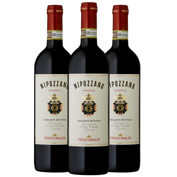 Drei Flaschen des Rotweins Nipozzano Riserva Chianti Rufina mit weißem Etikett und rotem Verschluss.