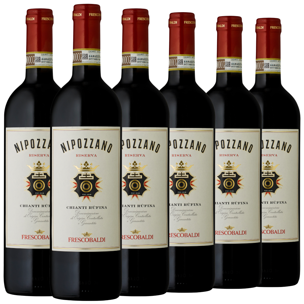 Sechs Flaschen des Rotweins Nipozzano Riserva Chianti Rufina von Frescobaldi, in einer Reihe angeordnet.