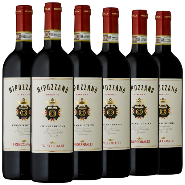 Sechs Flaschen des Rotweins Nipozzano Riserva Chianti Rufina von Frescobaldi, in einer Reihe angeordnet.