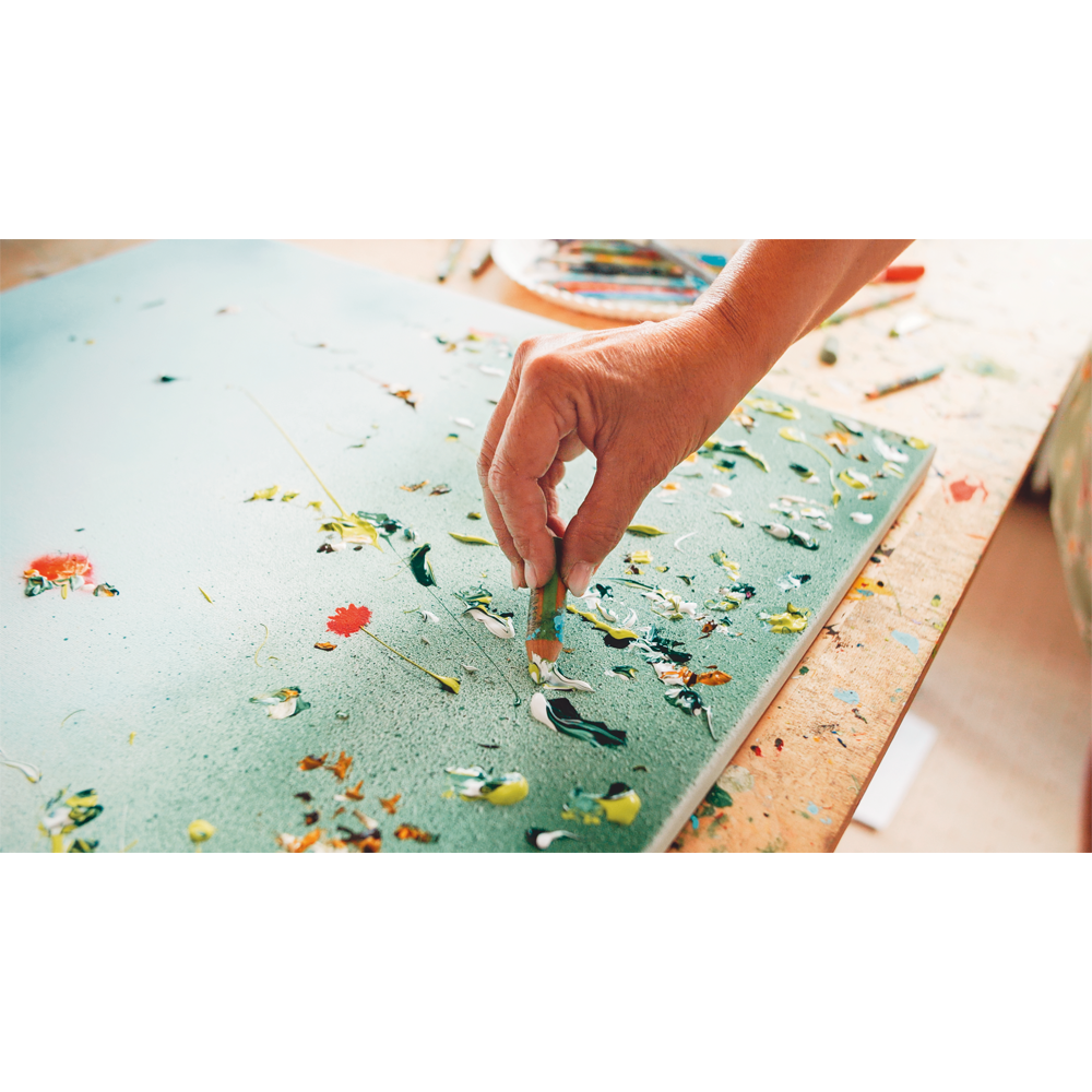 Ein Kunstwerk aus Christine Müllers gerahmter „Hommage à Debussy (Bijan) – Jubiläums-Edition“ (2020, serielles Unikat): Auf einer blauen Leinwand heben sich farbenfrohe Details ab, die an Pastellstriche auf Holz erinnern.