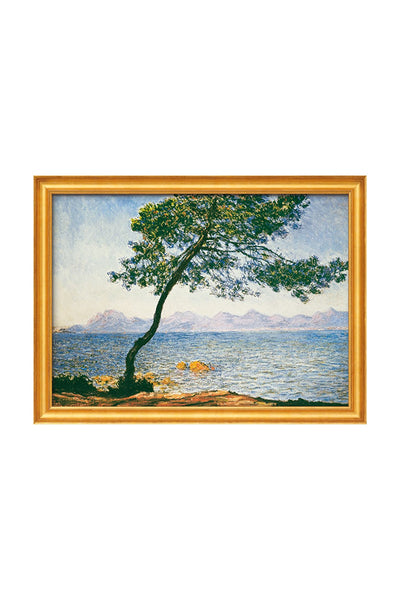 Ein gerahmtes Gemälde zeigt einen windgepeitschten Baum an einem Gewässer mit Bergen im Hintergrund unter einem blauen Himmel.