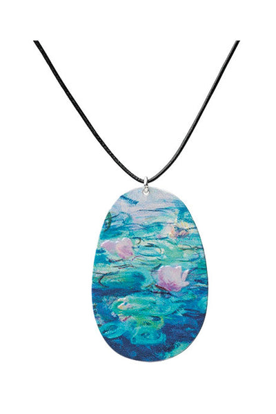 Ovale Anhänger-Halskette mit schwarzer Lederkette und einem Seerosenmotiv in Blau-, Grün- und Rosatönen, das an ein impressionistisches Gemälde erinnert.