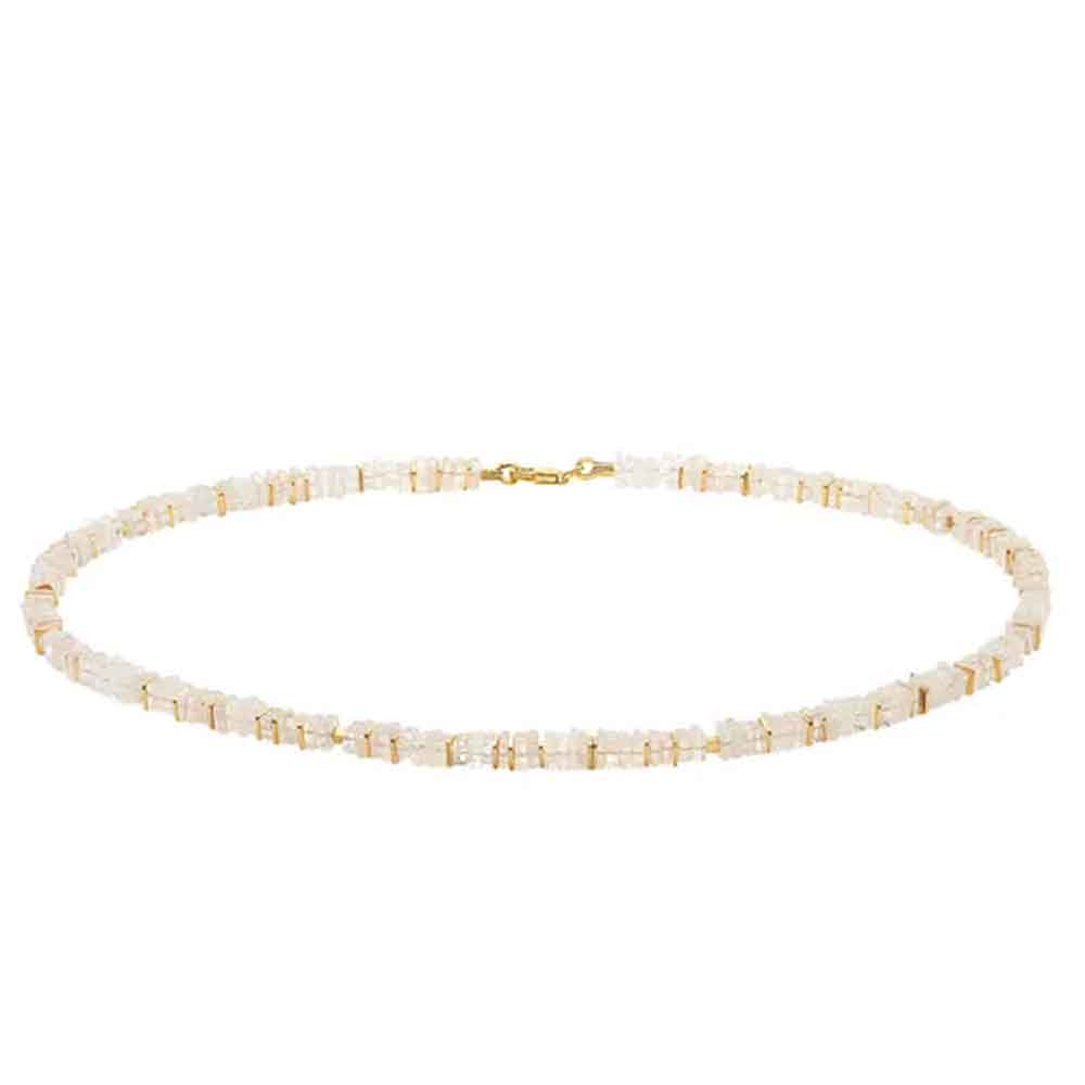 Eine zarte Perlenkette mit weißen und goldenen Akzenten und einem kleinen goldenen Verschluss.