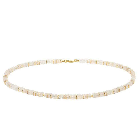 Eine zarte Perlenkette mit weißen und goldenen Akzenten und einem kleinen goldenen Verschluss.