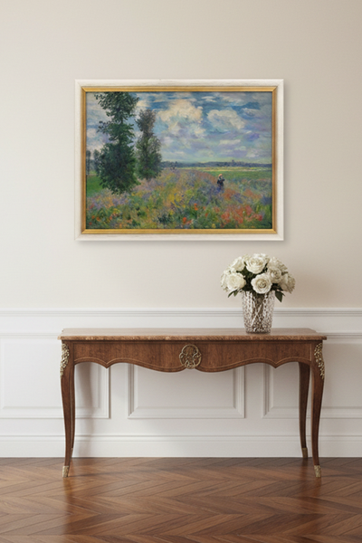Impressionistisches Gemälde einer Frau in einem Blumenfeld unter einem teilweise bewölkten Himmel, in Holz gerahmt  - über einem Tisch hängend, mit Blumen darauf.