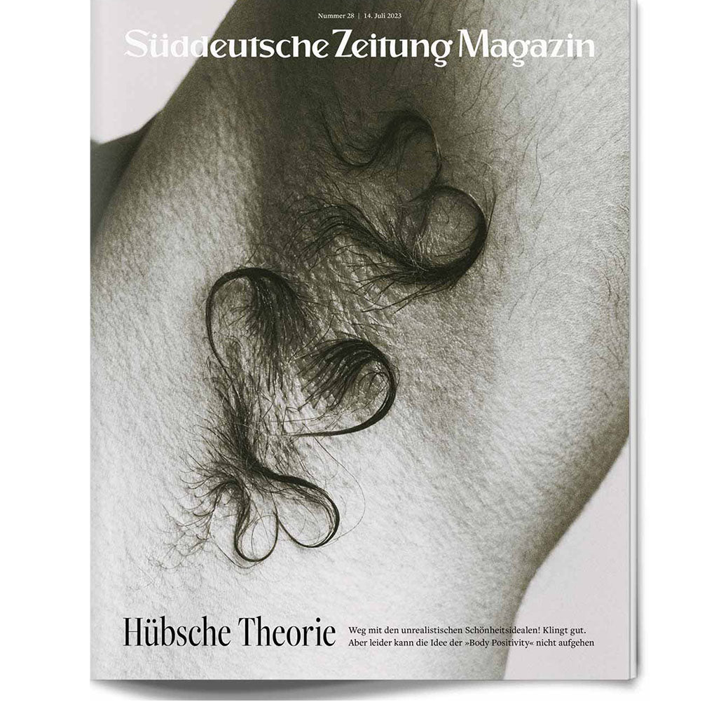 Nahaufnahme von Körperhaaren auf der Haut, die zu herzförmigen Locken geformt sind, auf einem Zeitschriftencover.