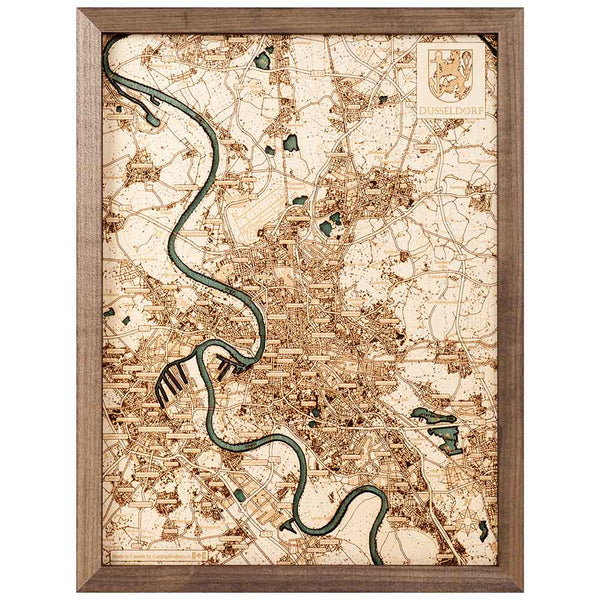 Eine Karte von Düsseldorf im Vintage-Stil mit einem gewundenen Fluss, Stadtstraßen und einem Wappen in der oberen rechten Ecke, gerahmt in dunklem Holz.