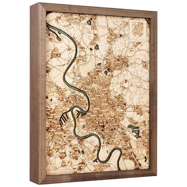 Gerahmte Holzkarte mit einem eingravierten, detaillierten Straßenplan von Düsseldorf, Deutschland, mit dem Stadtwappen in der oberen rechten Ecke.