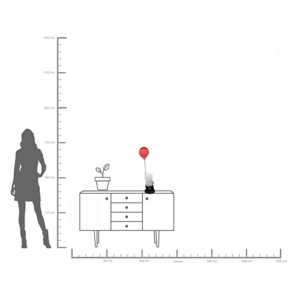 Silhouette einer Person neben einem Schrank mit einer Pflanze und einer roten Luftballonskulptur, gemessen mit einer Höhentabelle.