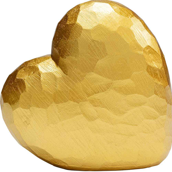 Eine facettierte Herzskulptur aus Gold mit einer strukturierten, reflektierenden Oberfläche.