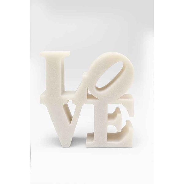 Weiße Skulptur des Wortes LOVE mit dem Buchstaben O seitlich gekippt, auf einem schlichten Hintergrund.