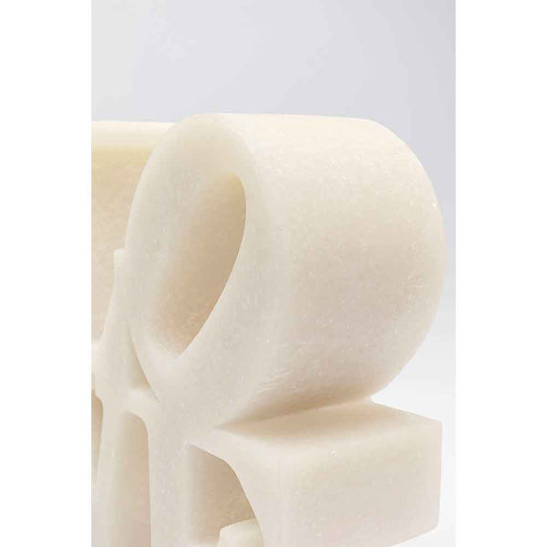 Nahaufnahme einer weißen, abstrakten Skulptur mit sanften Kurven und rechteckigen Kanten auf hellem Hintergrund.