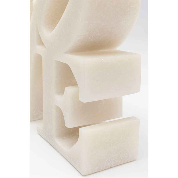 Nahaufnahme eines geformten Blocks mit abstrakten, geometrischen Ausschnitten aus einem glatten, hellen Material.