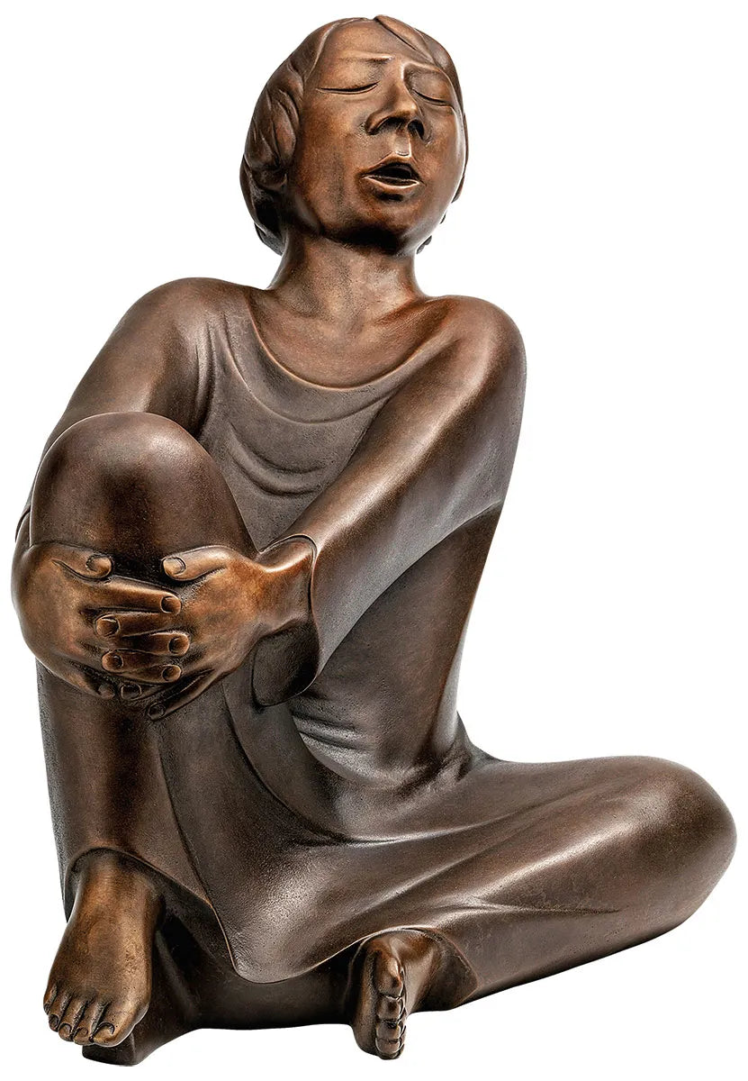 Bronzeskulptur einer sitzenden Person mit geschlossenen Augen, die ein Knie umarmt und zu singen oder Gefühle auszudrücken scheint.