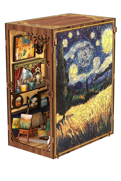 Eine Holzkiste enthält auf der einen Seite ein Puzzle von Van Goghs "Sternennacht" und auf der anderen Seite ein Miniatur-Kunstatelier mit kleinen Gemälden und Zubehör.