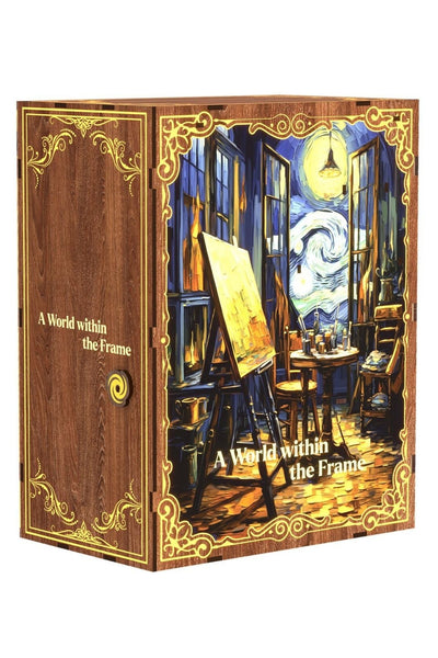 Eine dekorative Holzkiste mit dem Bild eines Künstlerateliers im Stil Van Goghs, einer Staffelei, einem Fenster und der Aufschrift "A World within the Frame".