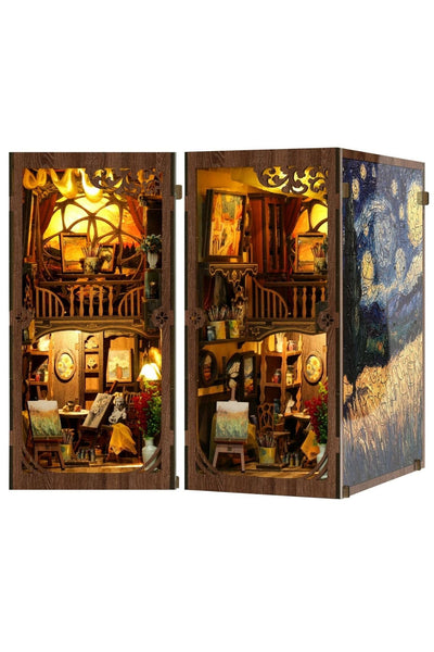 Ein Miniatur-Diorama aus Holz für eine Bücherecke zeigt auf der einen Seite ein detailliertes Innenleben eines Künstlerateliers und auf der Außenseite Van Goghs Sternennacht.