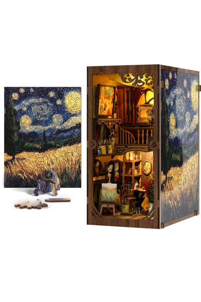 Ein hölzernes 3D-Puzzle von Van Goghs Sternennacht, mit zusammengesetzten Teilen und einem detaillierten Miniaturzimmer im Inneren der Schachtel.