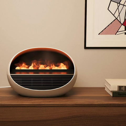 Ein runder elektrischer Ofen auf einem Holztisch, der so gestaltet ist, dass er aussieht, als ob er realistische Flammen enthält.