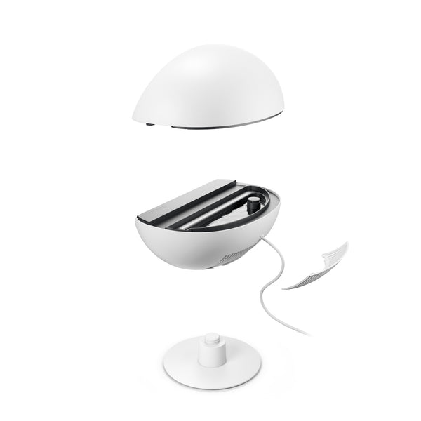 Ein weißes, kugelförmiges Gerät, das in vier getrennten Teilen mit einer Schnur auf weißem Hintergrund dargestellt ist.
