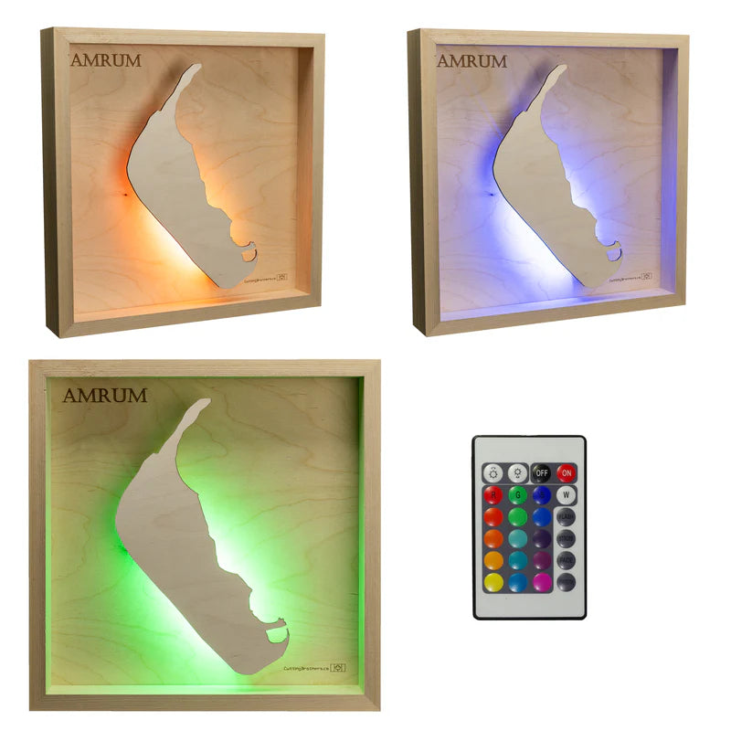 Drei Holzkastenlampen mit Inselausschnitt, jede leuchtet in einer anderen Farbe; Fernbedienung abgebildet.