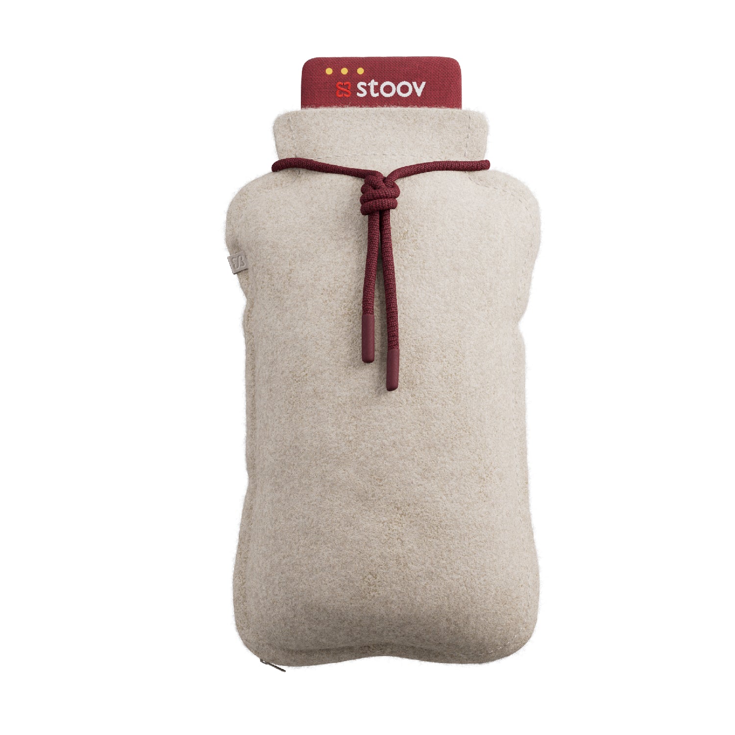 Eine beigefarbene Wärmflasche mit Fleeceüberzug und einer roten Kappe mit der Aufschrift stoov und einer roten Kordel, die um den Deckel gebunden ist.