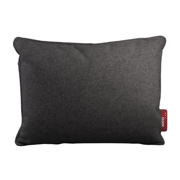 Rechteckiges dunkelgraues Kissen mit einem kleinen roten Anhänger auf der rechten Seite vor weißem Hintergrund.