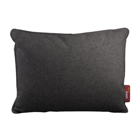 Rechteckiges dunkelgraues Kissen mit einem kleinen roten Anhänger auf der rechten Seite vor weißem Hintergrund.