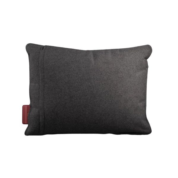 Rechteckiges dunkelgraues Kissen mit einem kleinen roten Schildchen auf der linken Seite vor weißem Hintergrund.