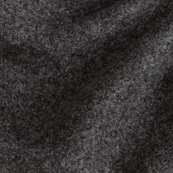 Nahaufnahme eines weichen, dunkelgrauen Wollstoffs mit einer strukturierten, leicht gewellten Oberfläche.