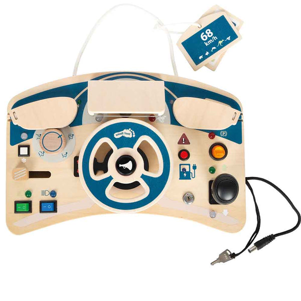 Ein Armaturenbrett für ein Spielzeugauto aus Holz mit einem Lenkrad, Knöpfen, Schaltern, Zifferblättern, einem Tachometer mit einer Anzeige von 68 km/h und einem mit einer Schnur befestigten Schlüssel.