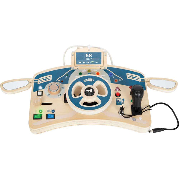 Fahrsimulator aus Holz mit Lenkrad, Gangschaltung, Knöpfen, Drehknöpfen, Seitenspiegeln und einem digitalen Bildschirm, der 68 km/h anzeigt.