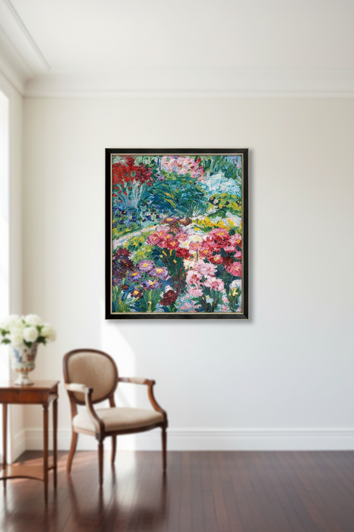 Der Blick in den Garten entfaltet sich wie ein farbenprächtiges Feuerwerk, in dem Nolde die gesamte Vielfalt seiner Palette eindrucksvoll ausspielte. Ds Gemälde ist hier in einem ZImmer mit klassischer Einrichtung an der WAnd abgebildet. 