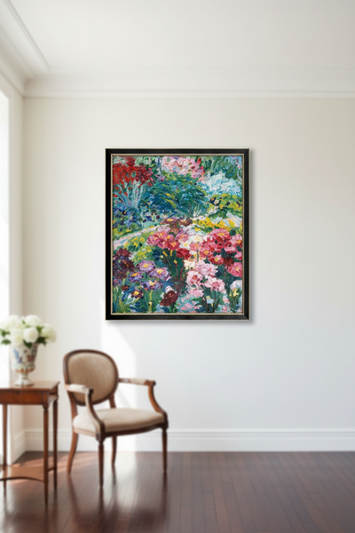 Der Blick in den Garten entfaltet sich wie ein farbenprächtiges Feuerwerk, in dem Nolde die gesamte Vielfalt seiner Palette eindrucksvoll ausspielte. Ds Gemälde ist hier in einem ZImmer mit klassischer Einrichtung an der WAnd abgebildet. 