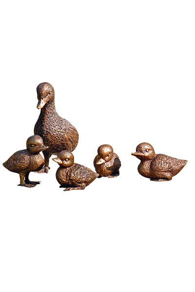 Fünf bronzene Enten- und Entenkükenfiguren, angeordnet auf einem weißen Hintergrund.