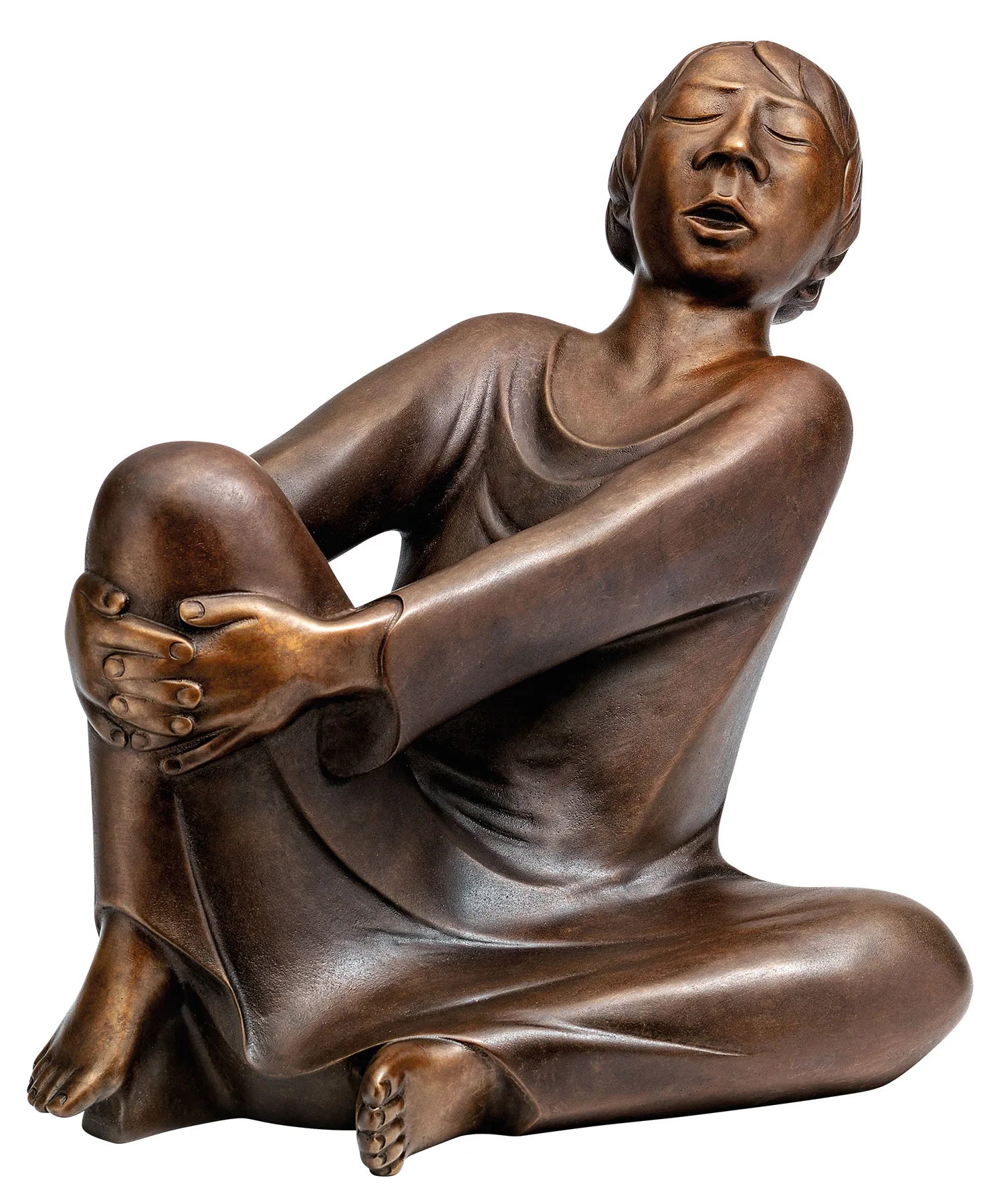Bronzeskulptur einer sitzenden Person mit geschlossenen Augen, einem angehobenen Knie und um das Bein geschlungenen Armen.