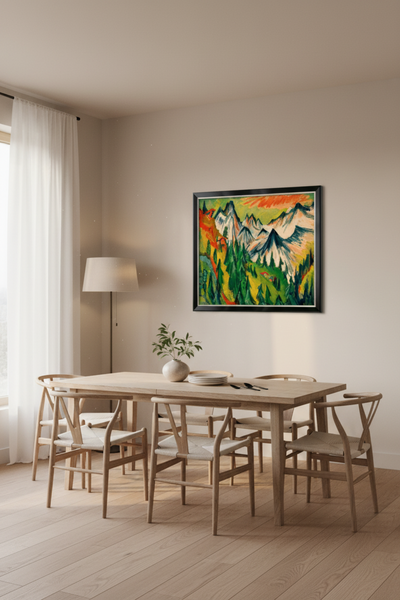 Ein moderner Essbereich mit Holztisch und Stühlen, einer Stehlampe, einer Topfpflanze und einem bunten gerahmten Gemälde einer Berglandschaft an der Wand.