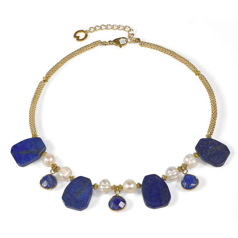 Goldfarbene Kette mit blauen Steinen und Perlen, mit Karabinerverschluss und verstellbarem Verlängerungsstück.